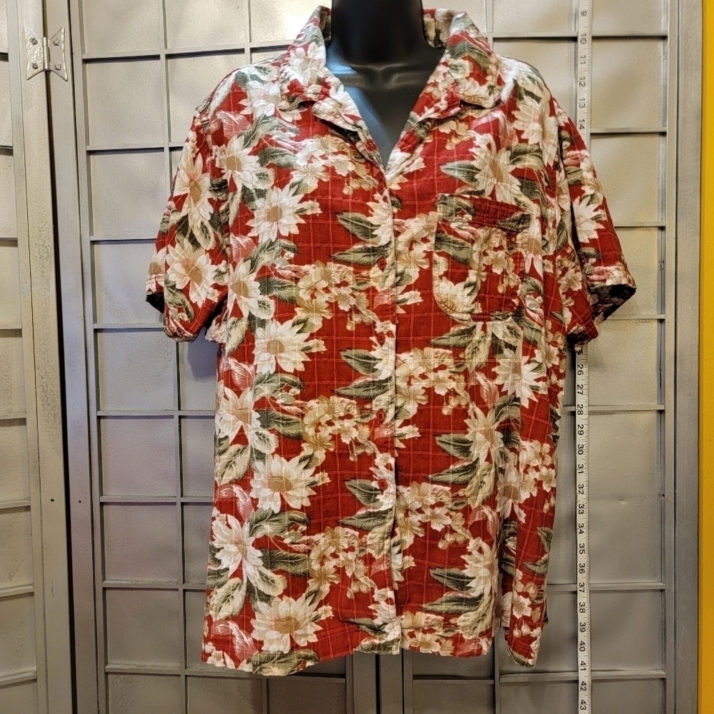 Quizz NY women size 24 short sleeve button up shirt.  Red with floral.